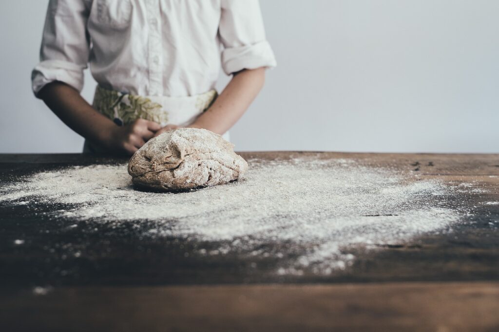 Scopri il ruolo essenziale delle farine da spolvero nella pizzeria, le sue varietà e i consigli per la scelta migliore. Impasta la perfezione!